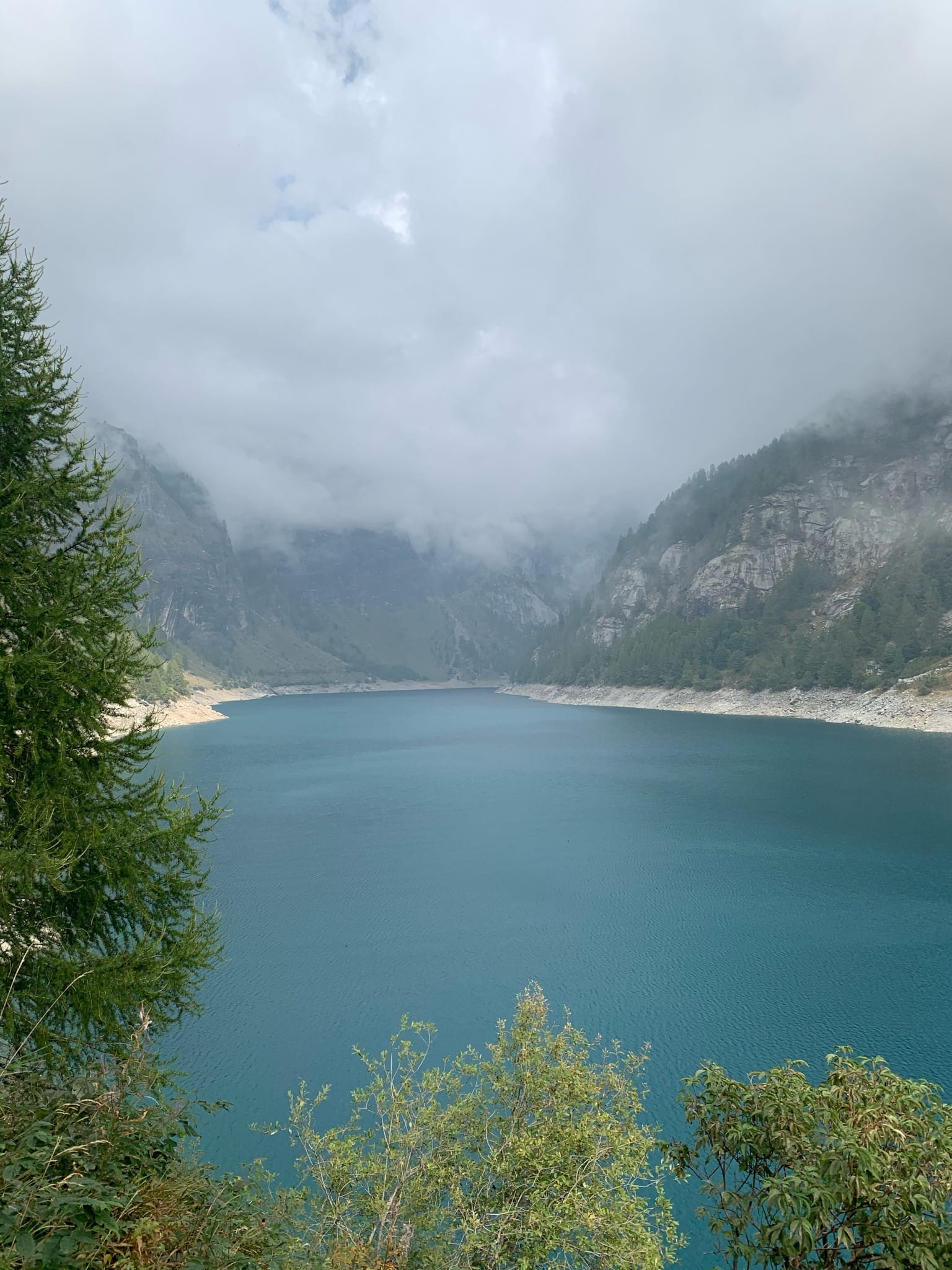 il lago e la diga di agaro