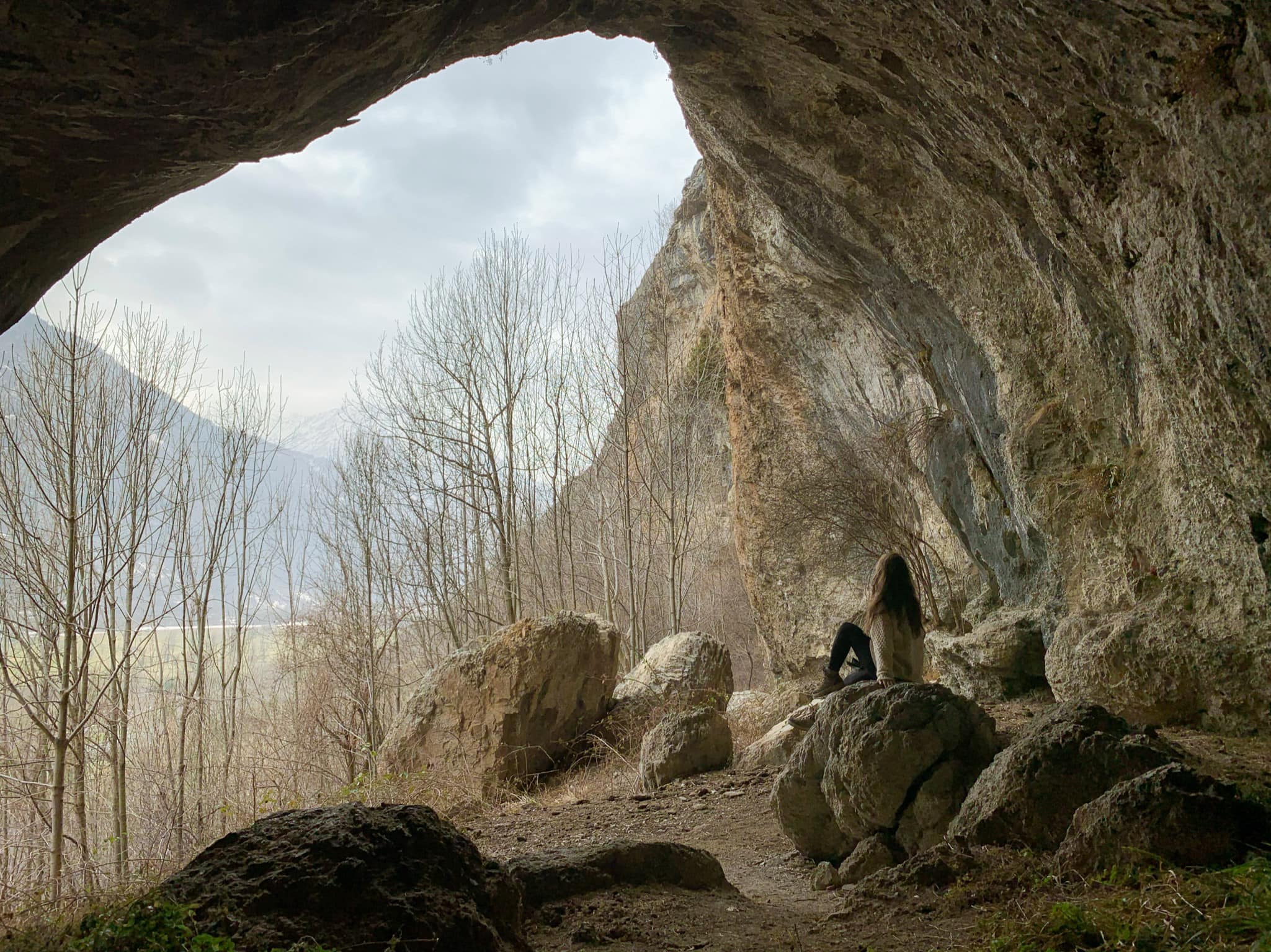 l'interno del sentiero per le grotte di aisone